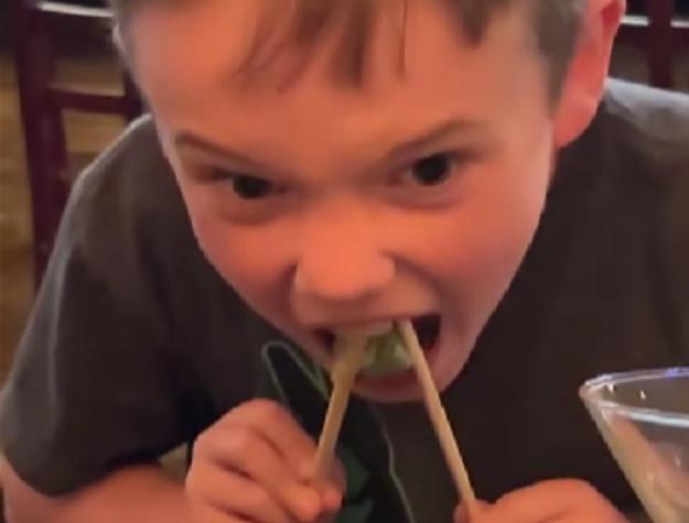 Se viraliza reacción de un niño que come wasabi por primera vez