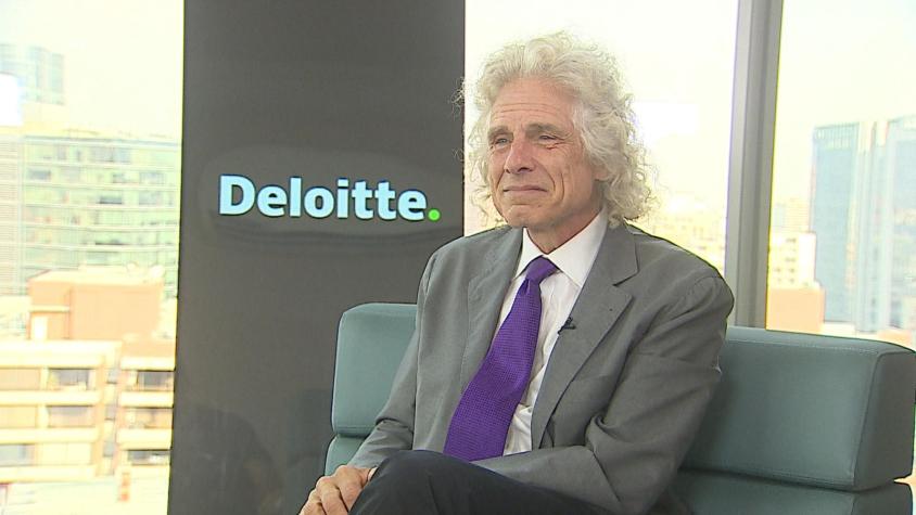 Steven Pinker, profesor de Harvard llama a "conocer los hechos lo más exactamente posible" a 50 años del Golpe