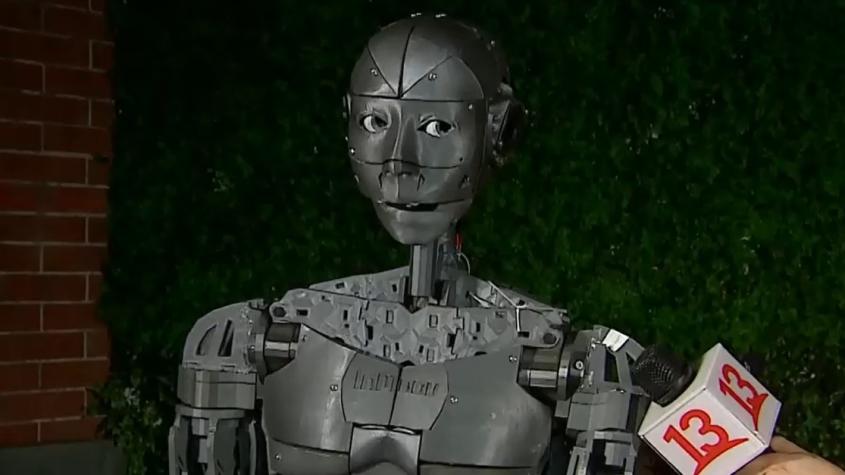 +100CIA: Conversamos con "Atom" el robot con inteligencia artificial