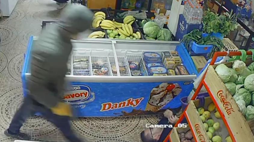 VIDEO | Dueño de minimarket finge ataque epiléptico para evitar que le disparen durante asalto en Talcahuano