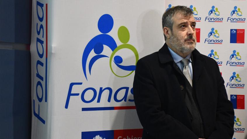 Oposición pide la renuncia del director de Fonasa por deudas a clínicas privadas