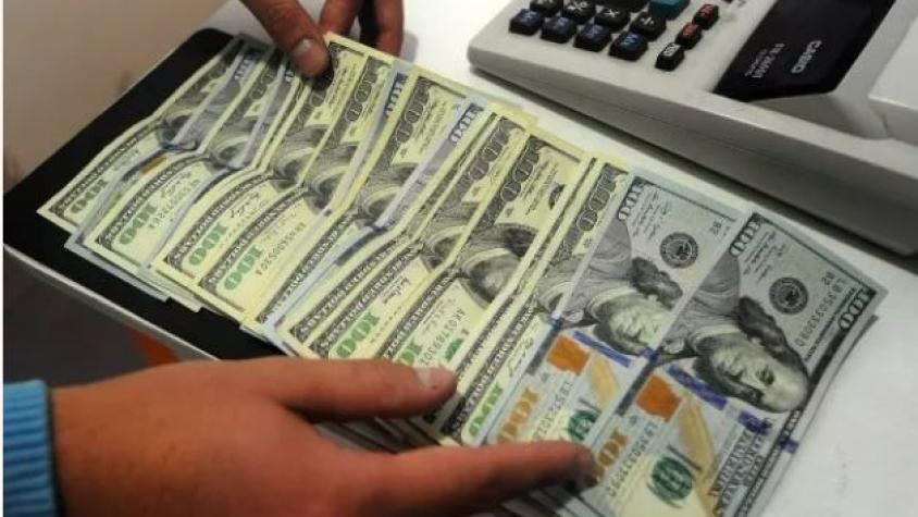 Dólar sube con fuerza y cruza los $850 por turbulencia tras recorte en calificación de EEUU y fortaleza de mercado laboral