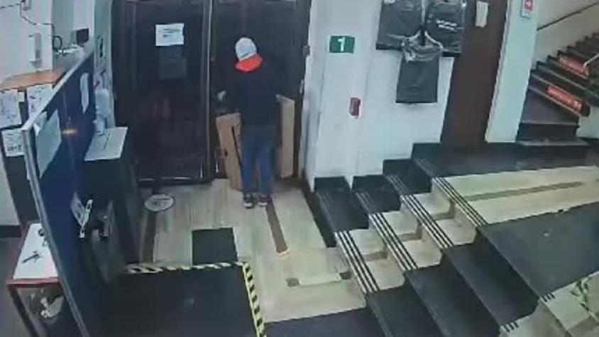 Solitario delincuente intentó robar en oficina de Codelco en Santiago: Amenazó a guardias con un cuchillo