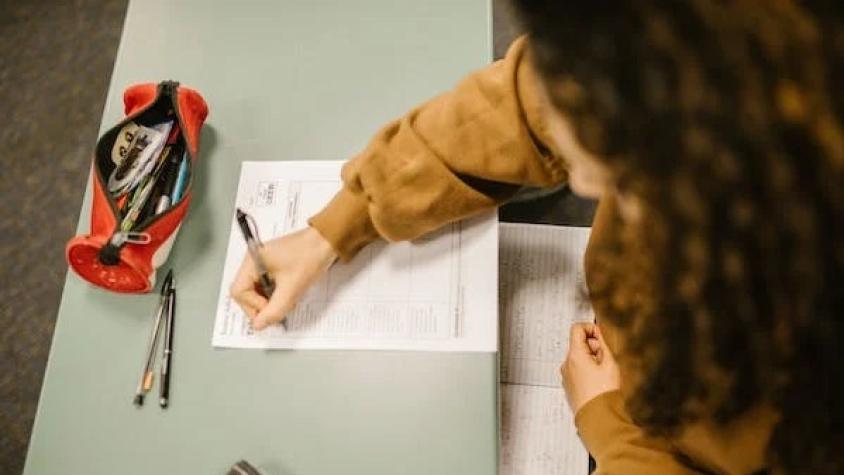 Corte ordena a universidad pagarle 9 millones a estudiante chilena: Joven resbaló por escaleras del recinto