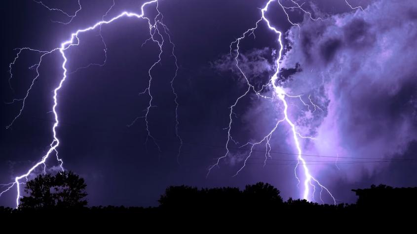 Rayo mata a futbolista y a su entrenador durante tormenta: Se estaban cubriendo de la lluvia bajo un árbol