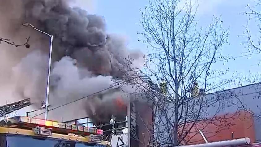 Incendio afectó a local comercial en el centro de Santiago