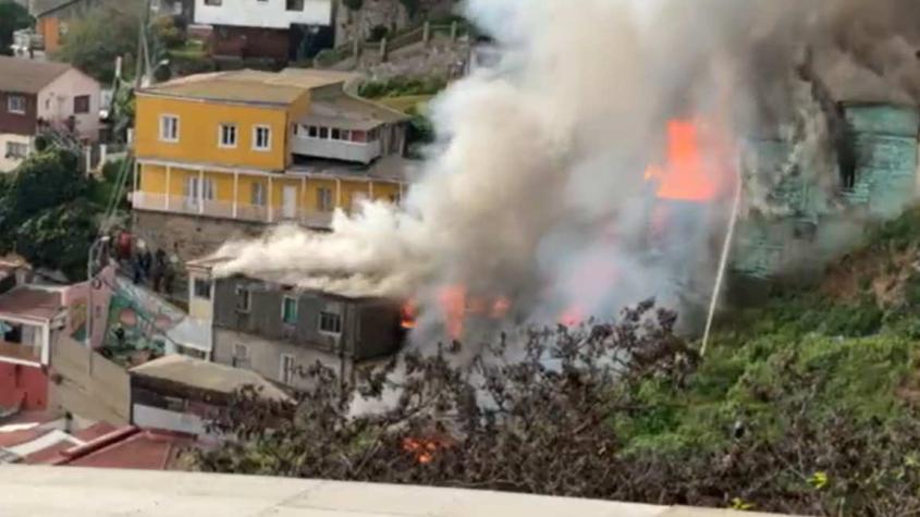 Incendio en cerro Mariposa de Valparaíso consume seis casas