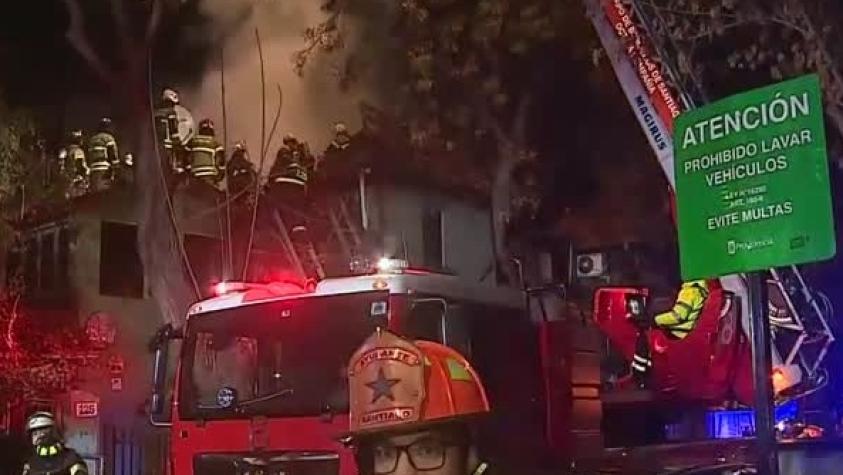 Una lesionada tras incendio que afectó a tres casonas en Providencia