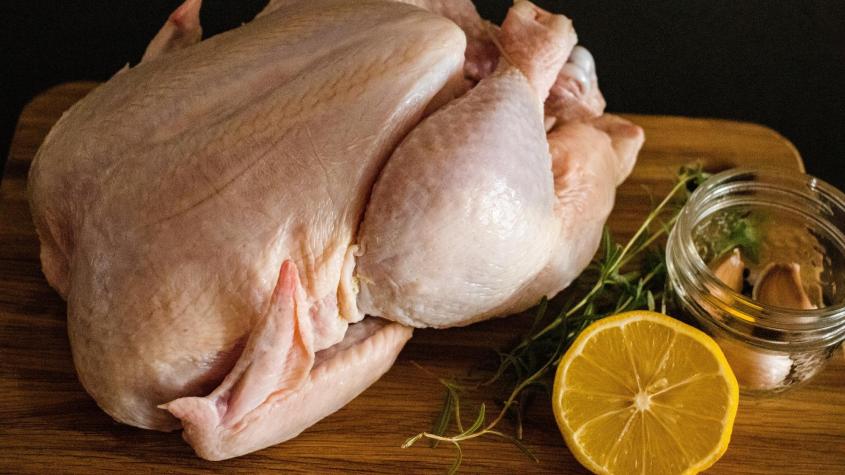 Lo dice la ciencia: La razón por la que nunca deberías lavar el pollo antes de cocinarlo