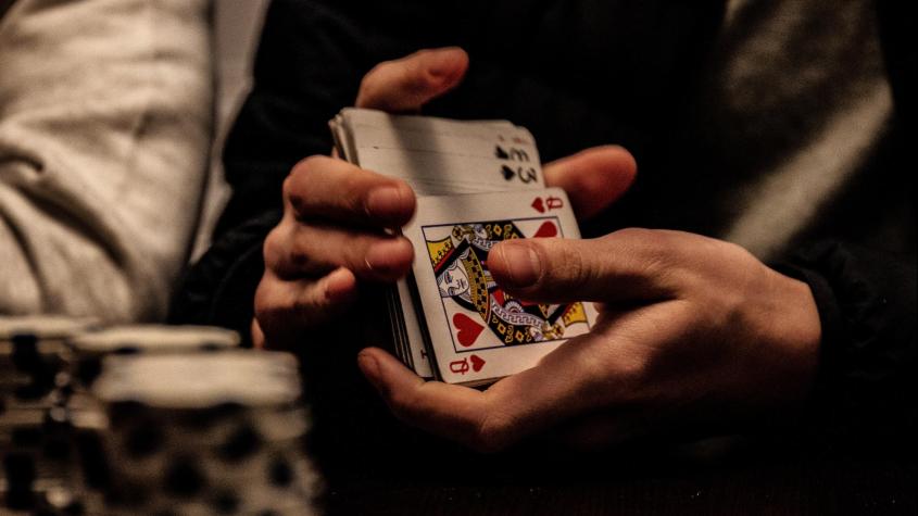 "No vi las cartas": Hombre apostó a ciegas en póker y ganó más de $188 millones en el casino