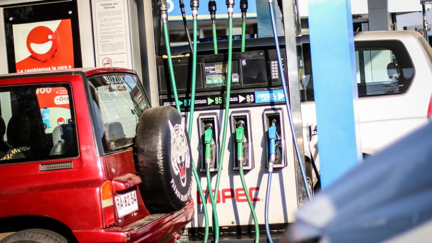 Vuelven a subir las bencinas: Conoce los diez lugares de Santiago con el combustible más barato