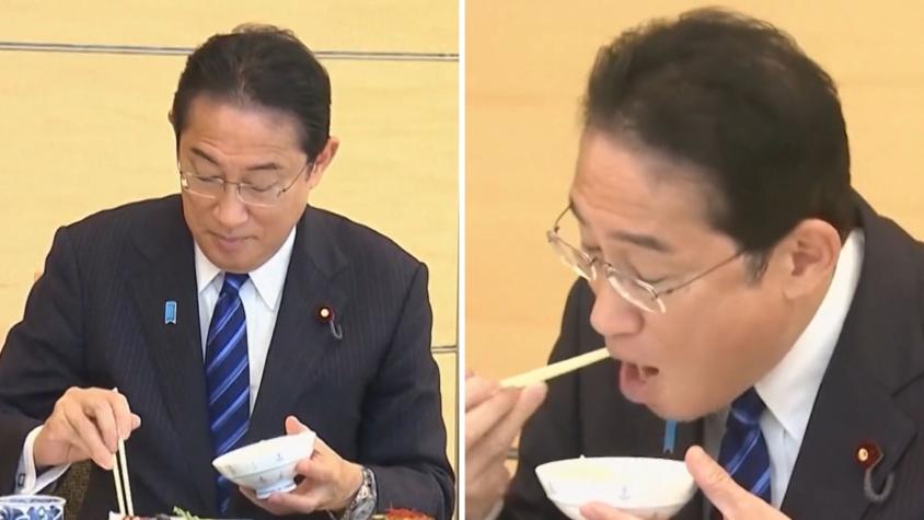 Jugadísimo: Primer ministro japonés comió pescado de Fukushima y así demostrar que es seguro
