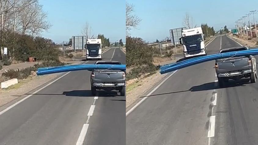 Bloqueando el camino: Video muestra peligrosa maniobra de camioneta portando tubos de PVC en Ovalle  