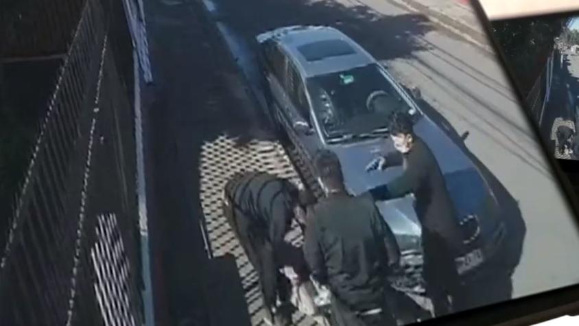 Indignante: Cuatro delincuentes golpean a adulto mayor para robarle su auto