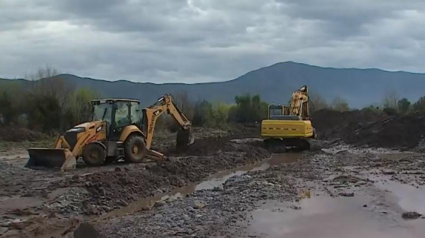 Realizan trabajos en el río Maipo, en la región Metropolitana, para evitar desbordes por nuevas lluvias