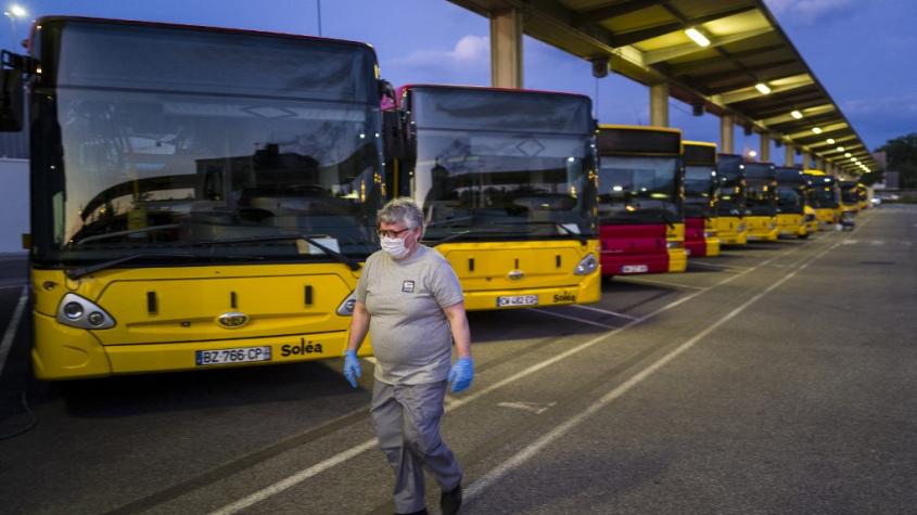 Cárcel para dos franceses por matar a chófer de bus que les exigió llevar mascarilla