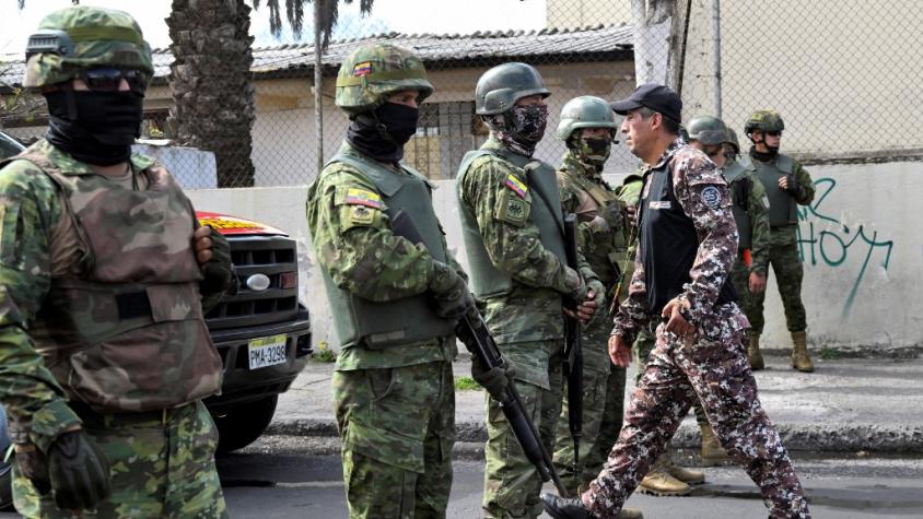 Presos de seis cárceles de Ecuador tienen retenidos a 57 guardias y policías