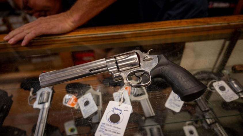 EE.UU endurece las normas contra vendedores de armas sin licencia
