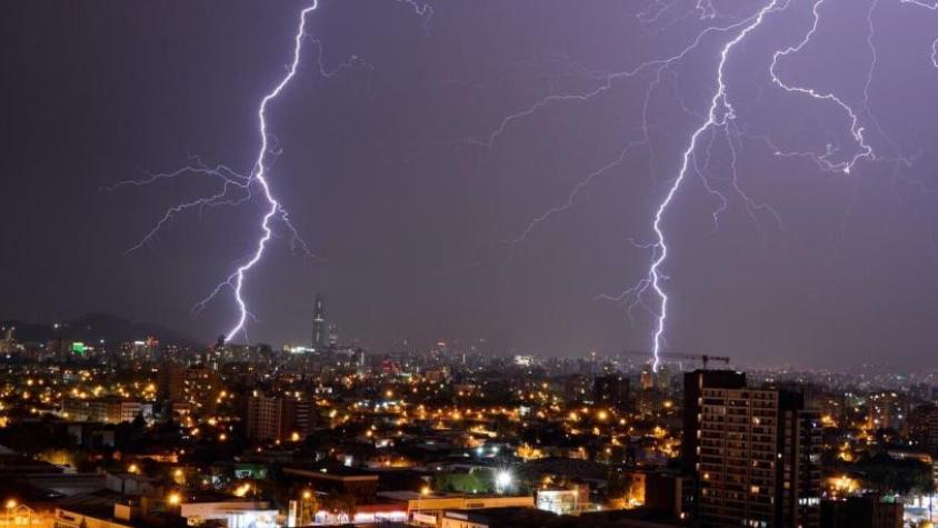 Emiten aviso meteorológico por probables tormentas eléctricas en cinco regiones del país