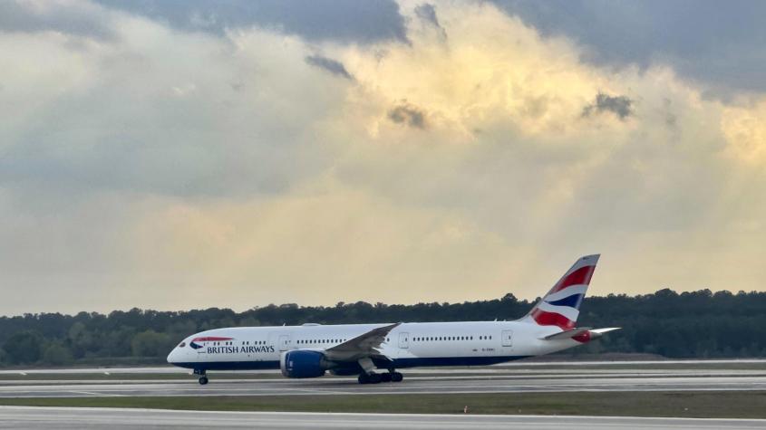 Pasajeros impactados por muerte de anciana en vuelo a Francia: Creían que estaba durmiendo