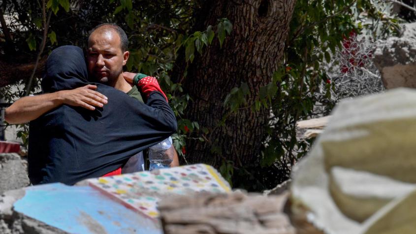 “Tuve que elegir entre mis padres y mi hijo”: El triste relato de sobreviviente al terremoto en Marruecos