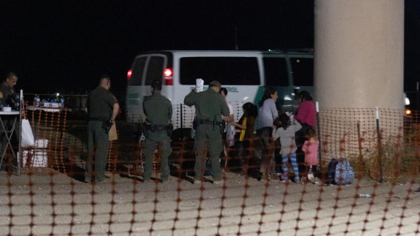 "Pero mi sueño es llegar, así que voy a luchar": decenas de migrantes llegan a la resguardada frontera entre México y Estados Unidos