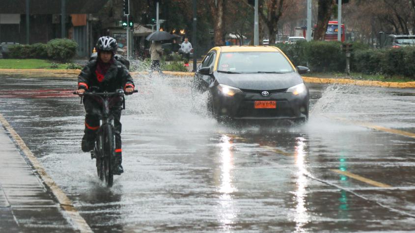 ¿Cuándo llegan las lluvias a Santiago y cuánto caerá?: Anuncian "precipitaciones un poquito más importantes"