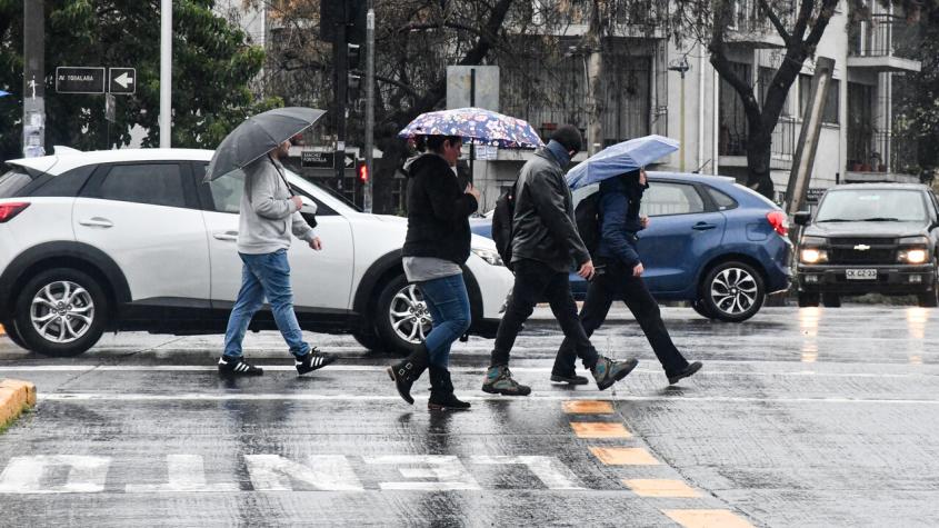 Cielo amenazante en Santiago: ¿Se podría adelantar la lluvia este viernes?