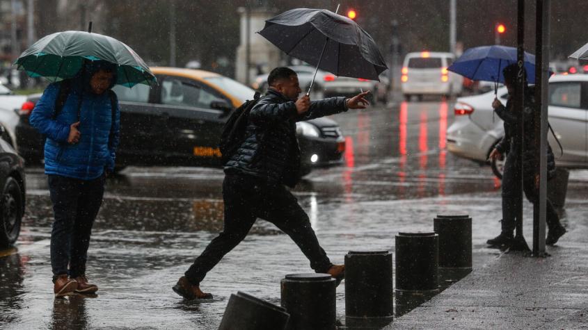 Se vienen bajas temperaturas: Meteorología detalla cuánta lluvia cayó en Santiago 