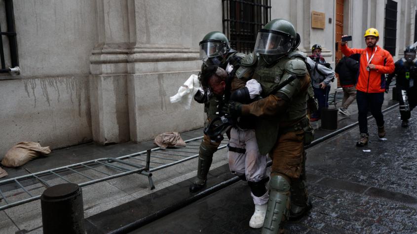 Tres detenidos y dos carabineros heridos afuera de La Moneda en disturbios tras paso de romería