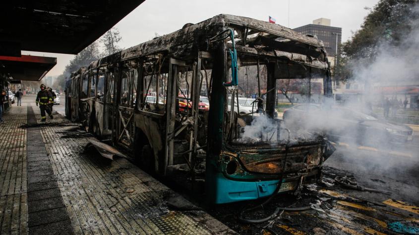 Buses del transporte público fueron incendiados en el centro de Santiago