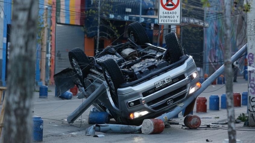 Auto volcó en el centro de Santiago: Conductor se dio a la fuga
