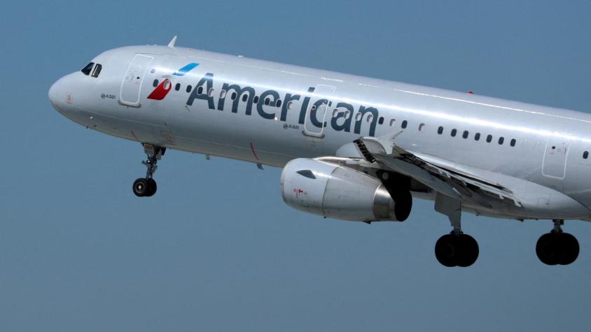 Auxiliares de vuelo de American Airlines votan a favor de autorizar la huelga