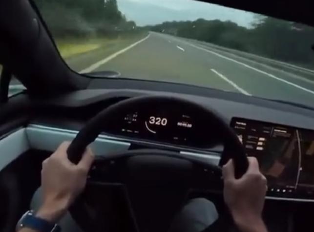 Video muestra cómo un auto eléctrico Tesla supera los 300 kilómetros por hora en una recta