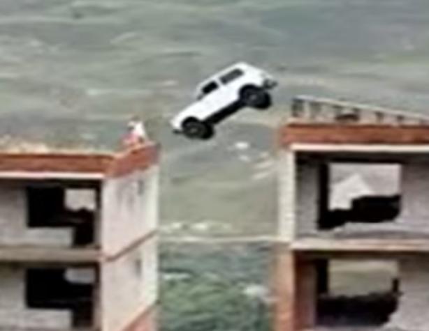 Cayó 15 metros: Conductor ruso intentó saltar desde el techo de un edificio a otro