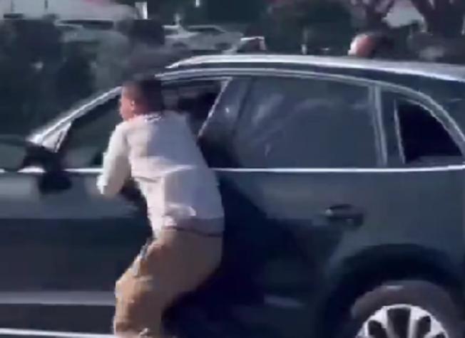 Tras ser asaltado: Hombre se colgó del auto en que huían los delincuentes