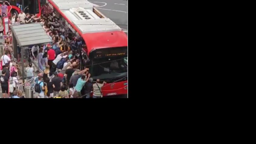 Hombre quedó atrapado debajo de un bus: Decenas de transeúntes empujaron para salvarlo