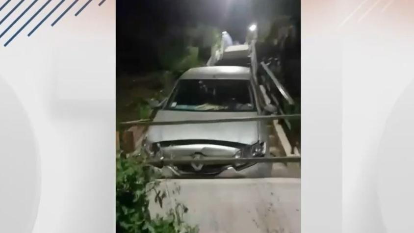 Conductor cayó 40 metros en San Antonio por error de GPS: Entró con su auto a una escalera
