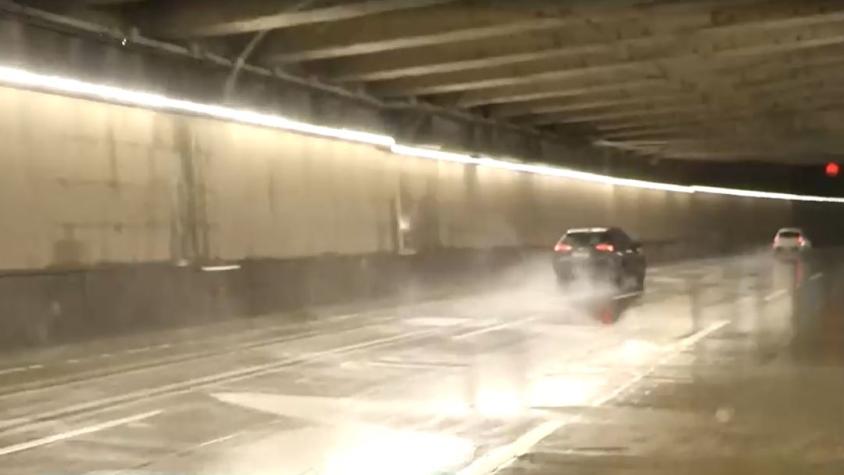 “Cascadas” en túnel de Autopista Vespucio Oriente: Experto alega riesgo de derrumbe 