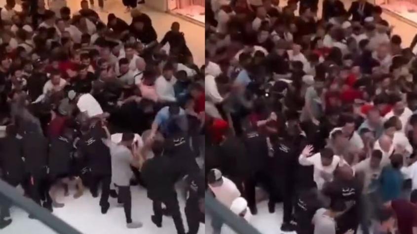 Caos en Dubái por venta de iPhone 15: Guardias tuvieron que controlar con empujones a clientes