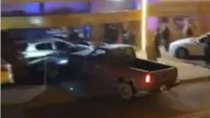 Noche de furia en Antofagasta: sujeto chocó autos estacionados afuera de un pub 