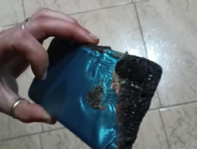 "No te puedo creer": Tiktoker sorprendió al encender un celular absolutamente quemado