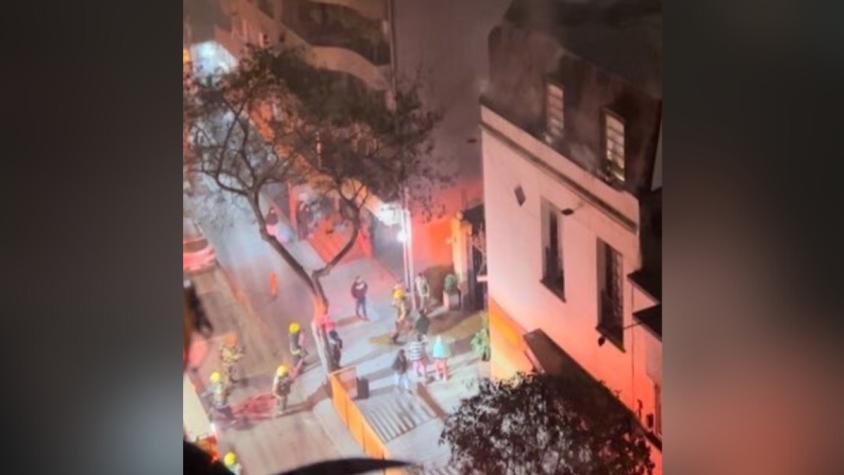 Incendio en Santiago Centro: llegaron doce carros de Bomberos