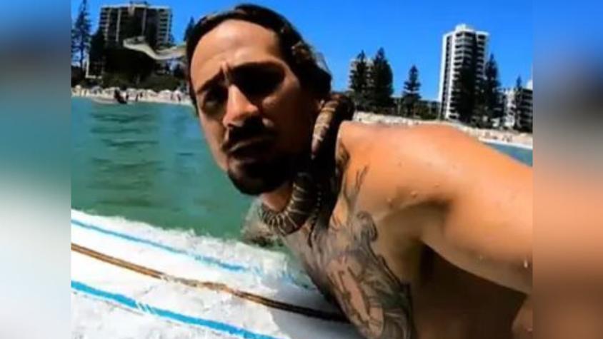 Australiano multado por surfear con una serpiente en el cuello
