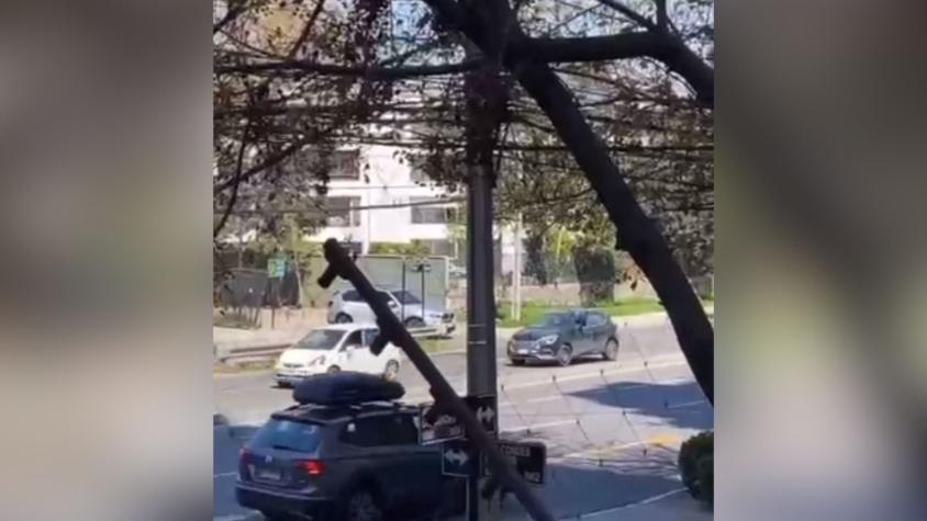 Delincuentes protagonizan balacera en medio de asalto en Las Condes