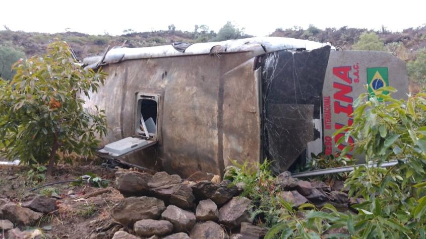 Mueren 20 personas luego que bus cayera a un abismo en Perú