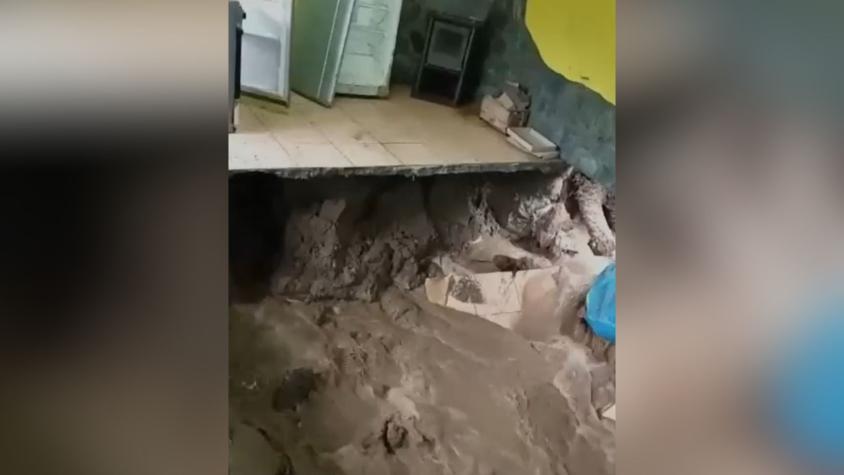 "Era un río tremendo": Socavón cerca de "tragarse" una casa en Tomé tras intensas precipitaciones