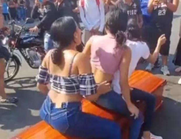 Polémica en las redes: grupo de mujeres despidieron a su difunta amiga bailando reggaeton sobre su ataúd