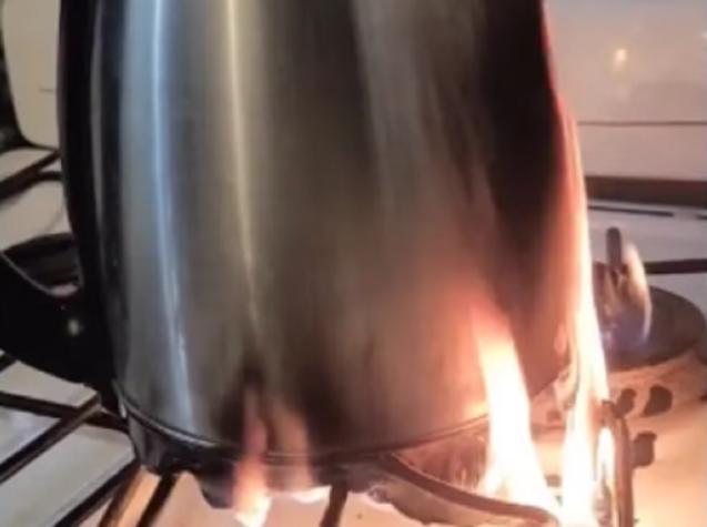 Peligroso descuido: Mujer puso un hervidor eléctrico sobre quemador de cocina