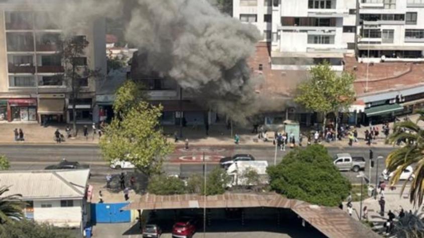 Incendio afecta a locales comerciales en Providencia